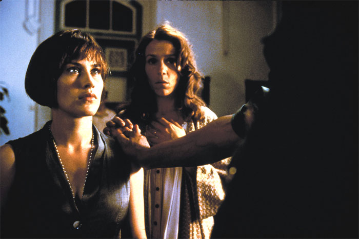 Кадры из За пределами Рангуна (1995)