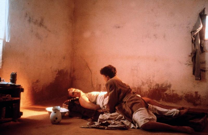 Кадры из Под покровом небес (1990)