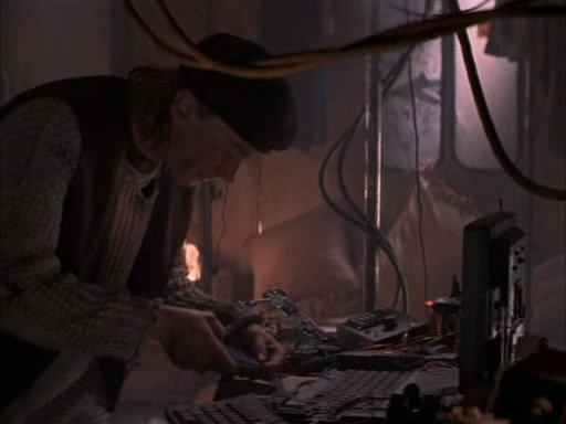 Кадры из Газонокосильщик 2: За пределами киберпространства (1996)