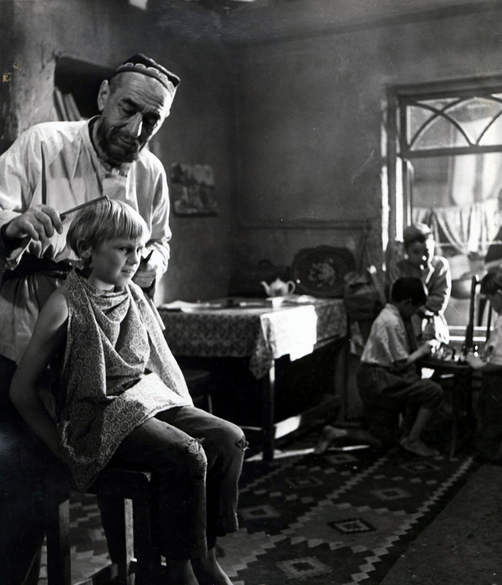 Кадры из Ты не сирота (1963)