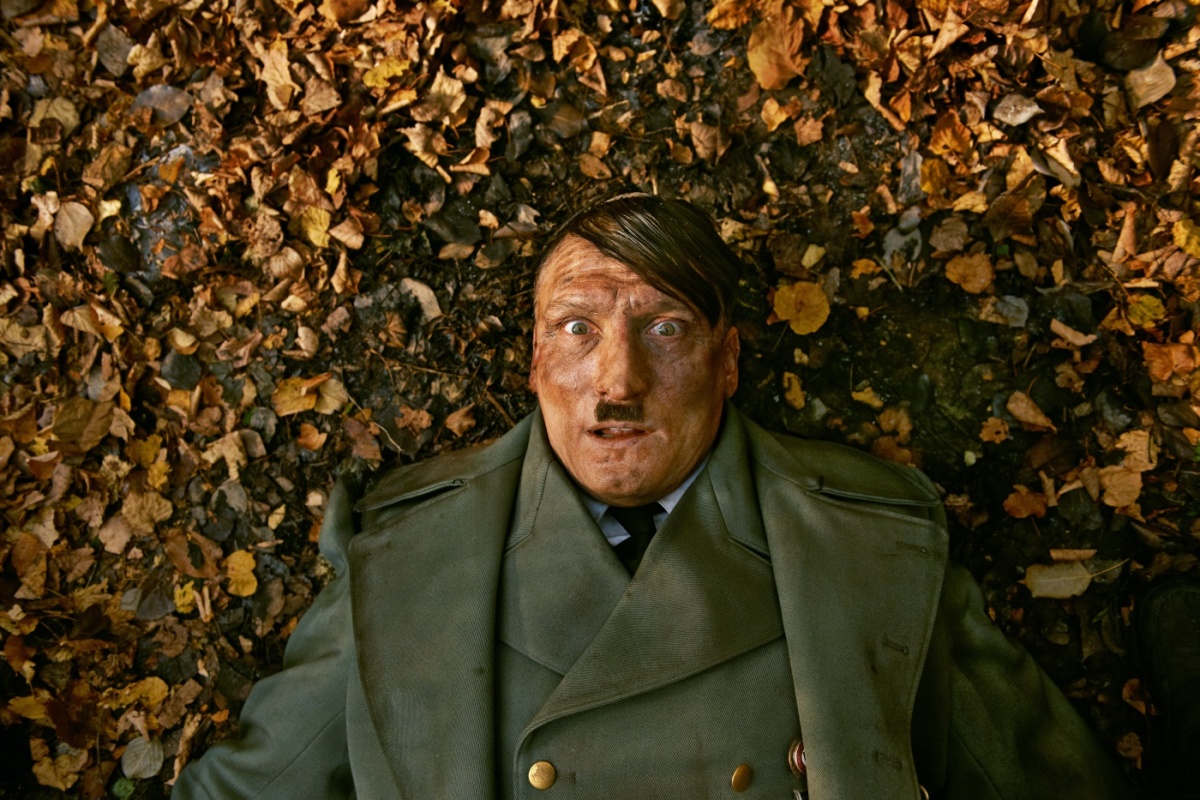 Кадры из Он снова здесь (2015)