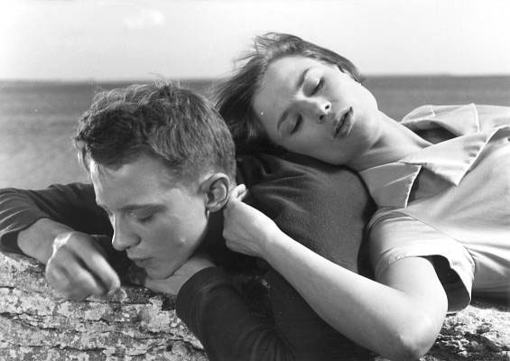Кадры из Сквозь тёмное стекло (1961)